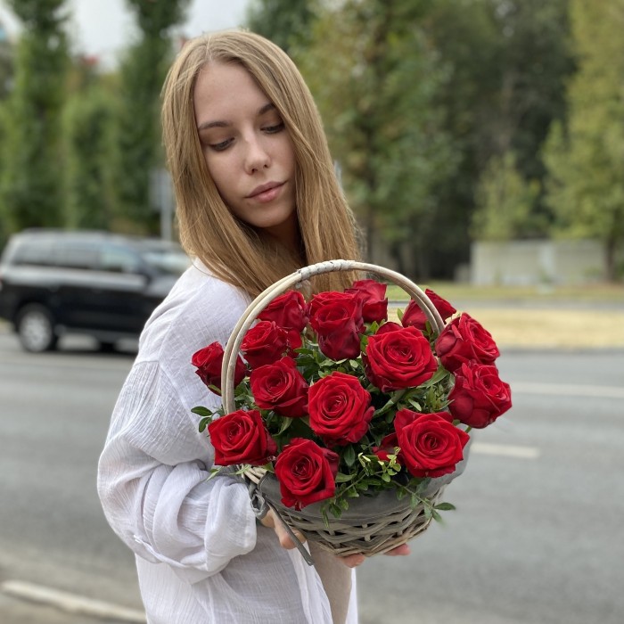 15 красных роз Ред Наоми в корзине