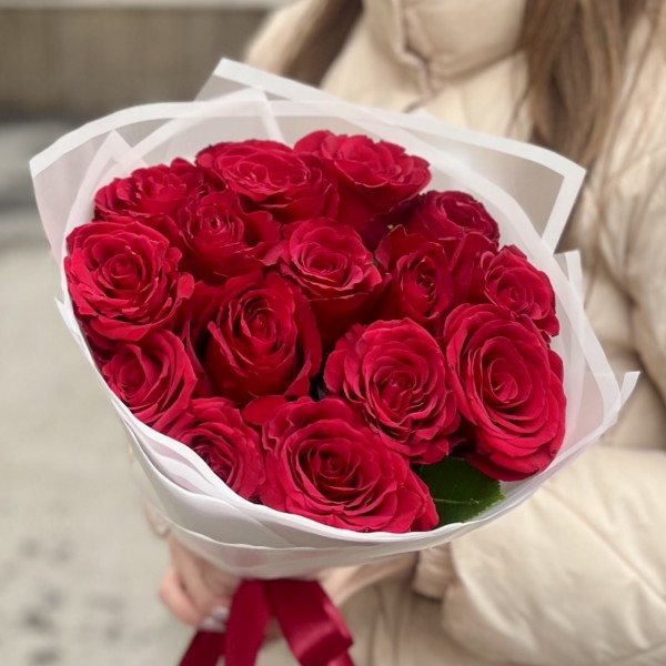15 красных роз в упаковке 40 см