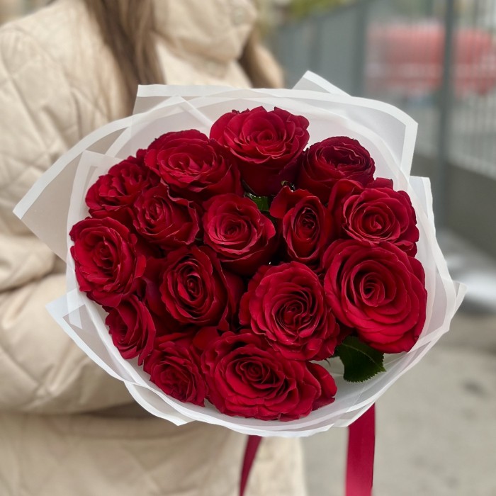 15 красных роз в упаковке 40 см