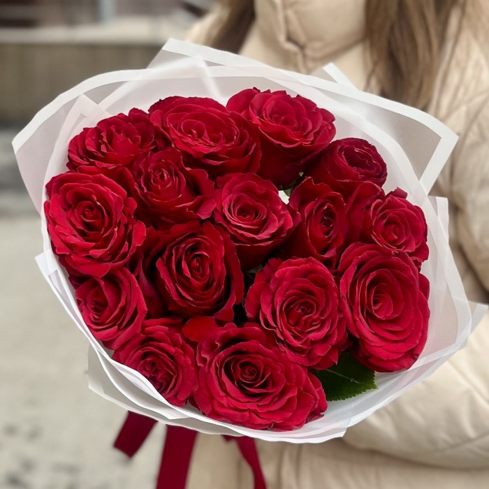 15 красных роз в упаковке 40 см