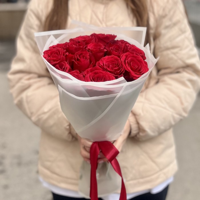 15 красных роз в упаковке 40 см