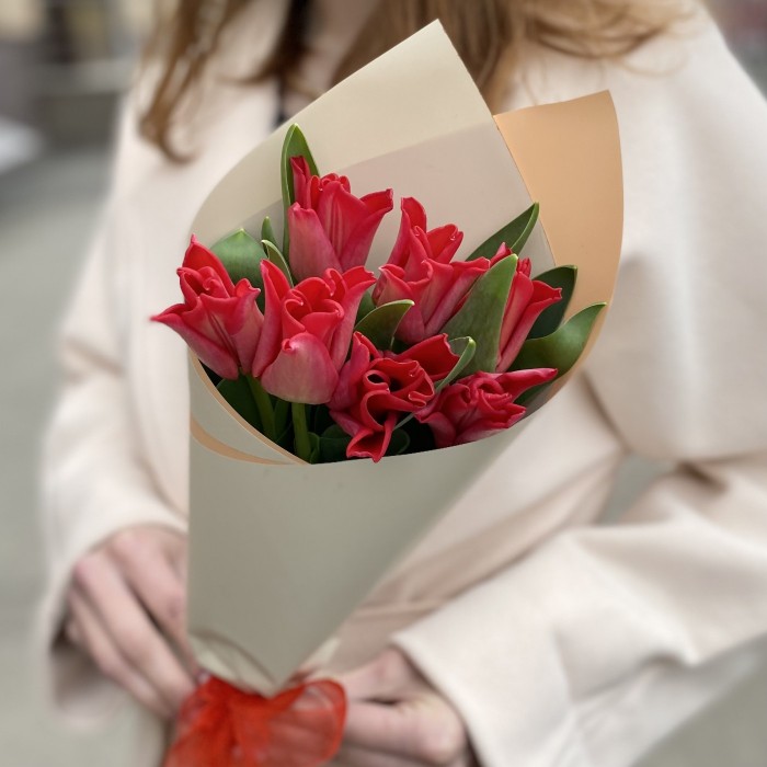 7 красных тюльпанов Ред дресс