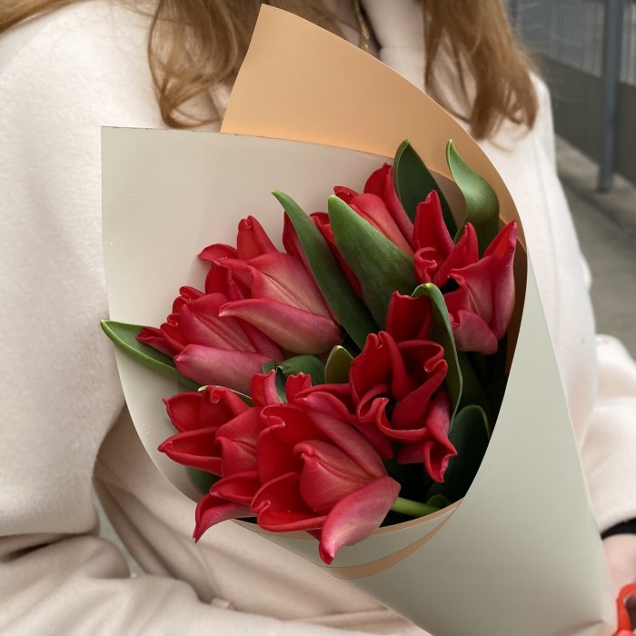 7 красных тюльпанов Ред дресс