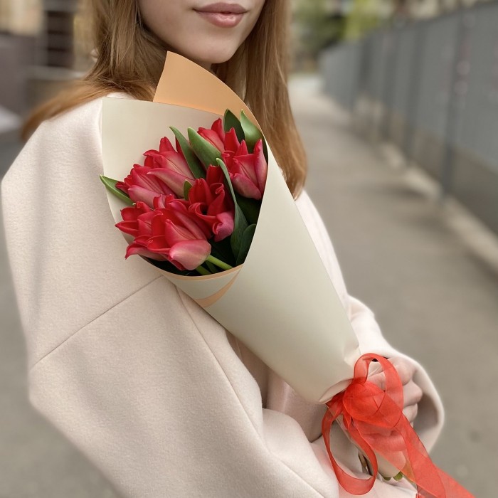 7 красных тюльпанов Ред дресс