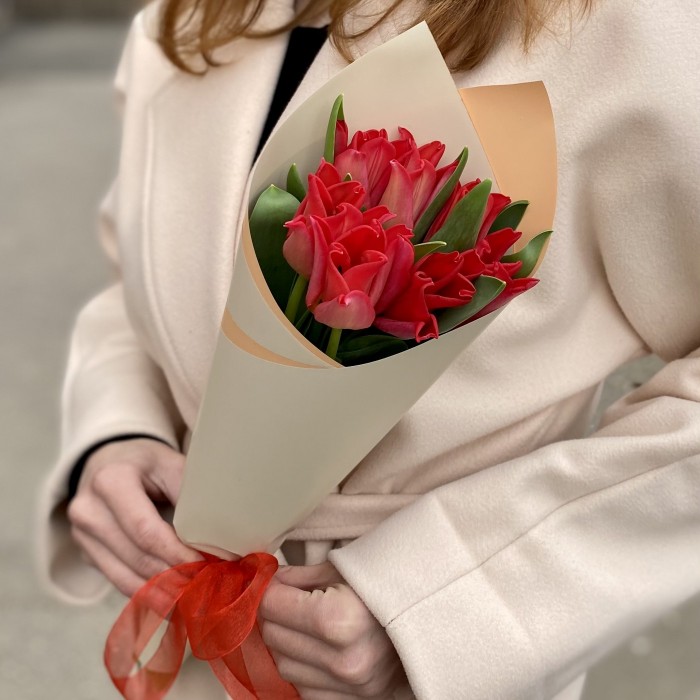 7 красных тюльпанов Ред дресс