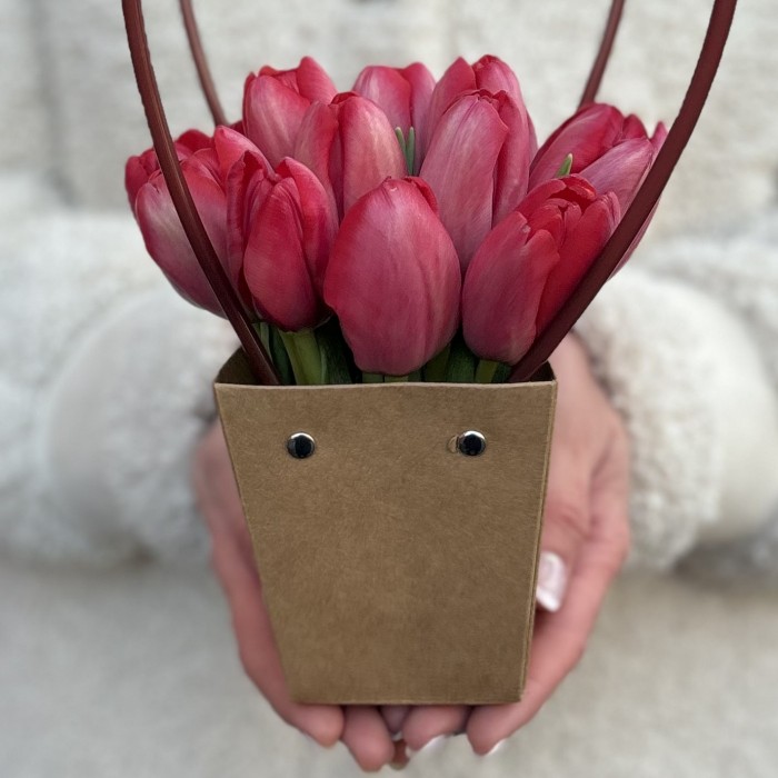 15 красных тюльпанов в сумочке