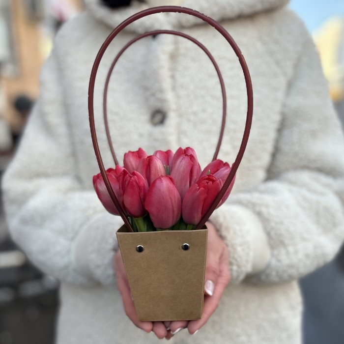 15 красных тюльпанов в сумочке