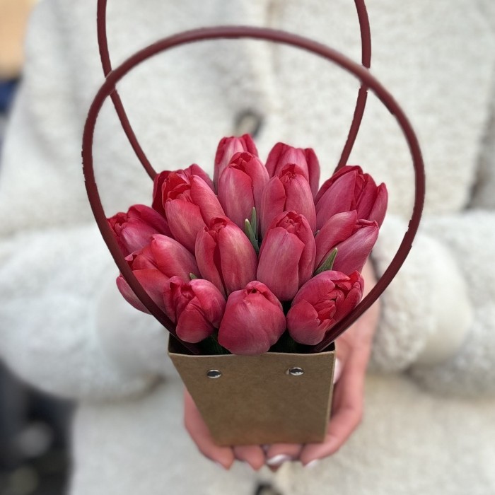 15 красных тюльпанов в сумочке