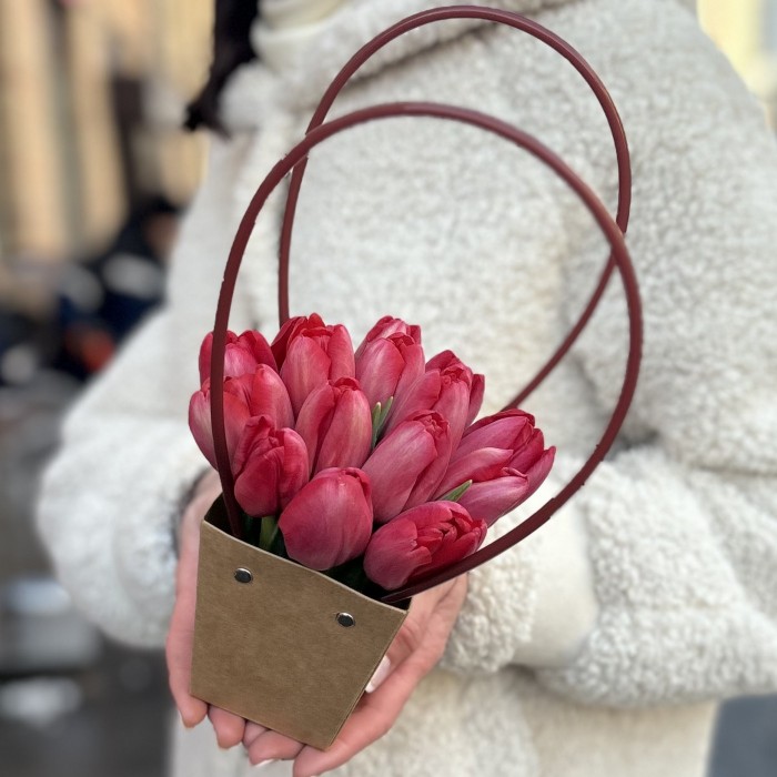 15 красных тюльпанов в сумочке