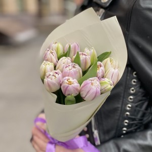 15 кремово-розовых пионовидных тюльпанов