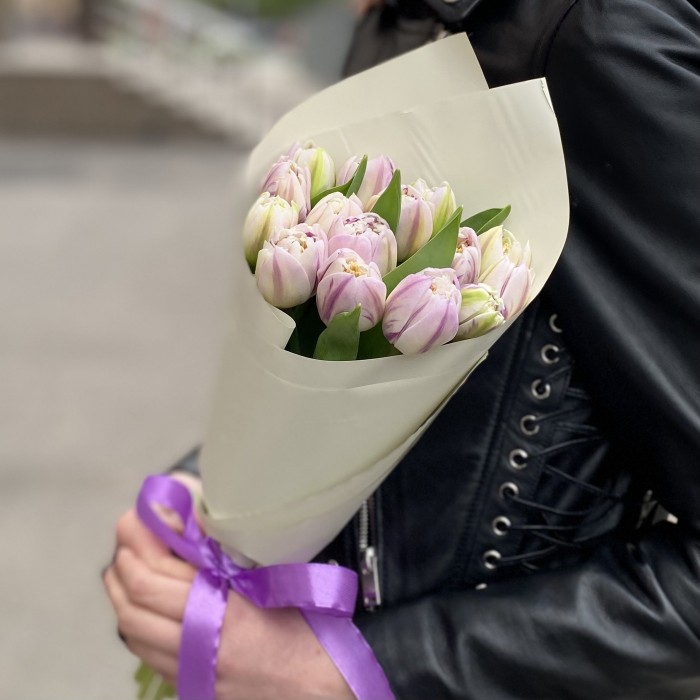 15 кремово-розовых пионовидных тюльпанов