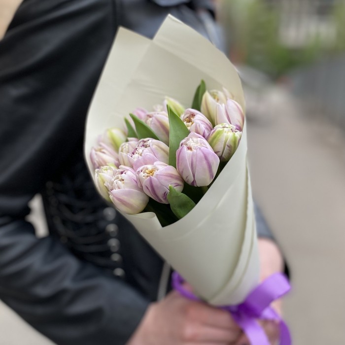 15 кремово-розовых пионовидных тюльпанов