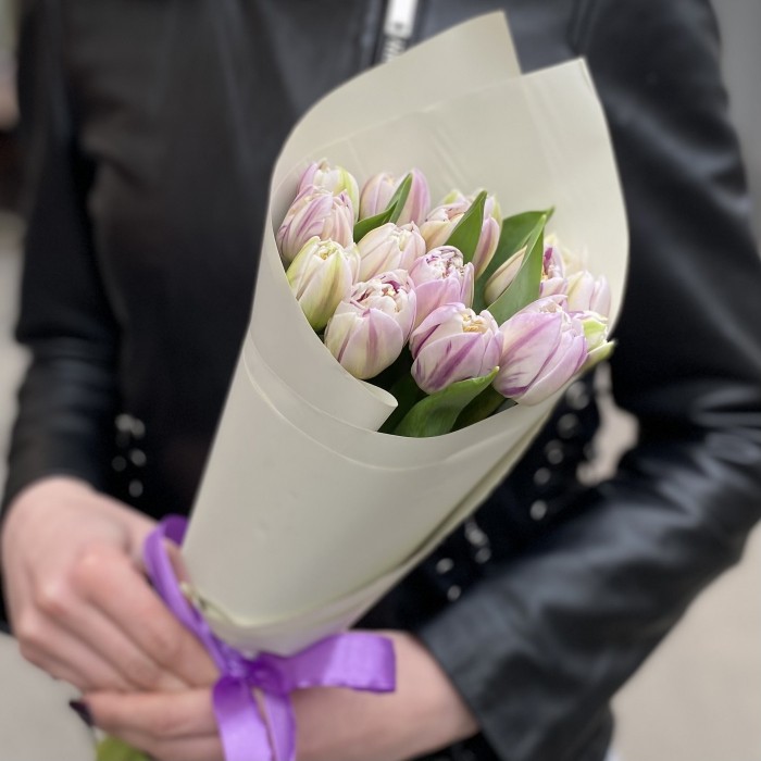 15 кремово-розовых пионовидных тюльпанов