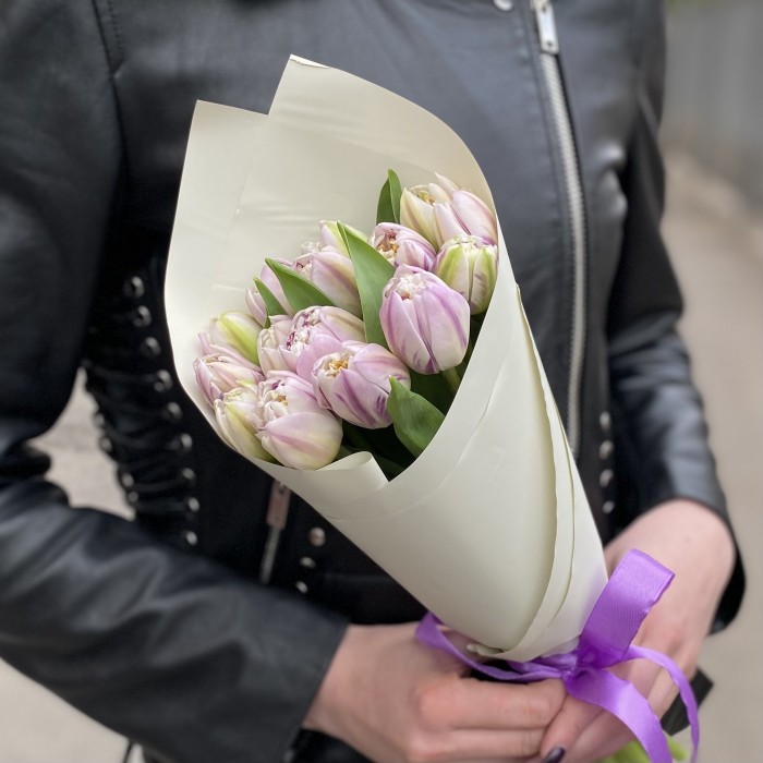 15 кремово-розовых пионовидных тюльпанов