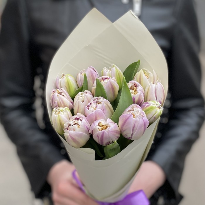 15 кремово-розовых пионовидных тюльпанов