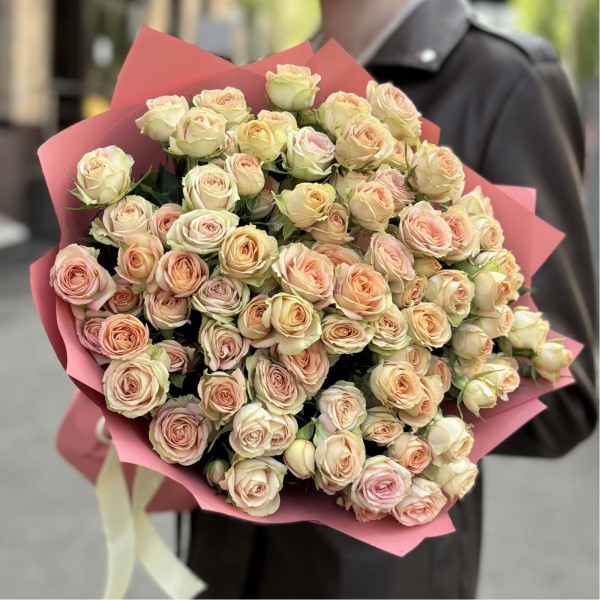 15 кремово-розовых кустовых роз Азор 50 см