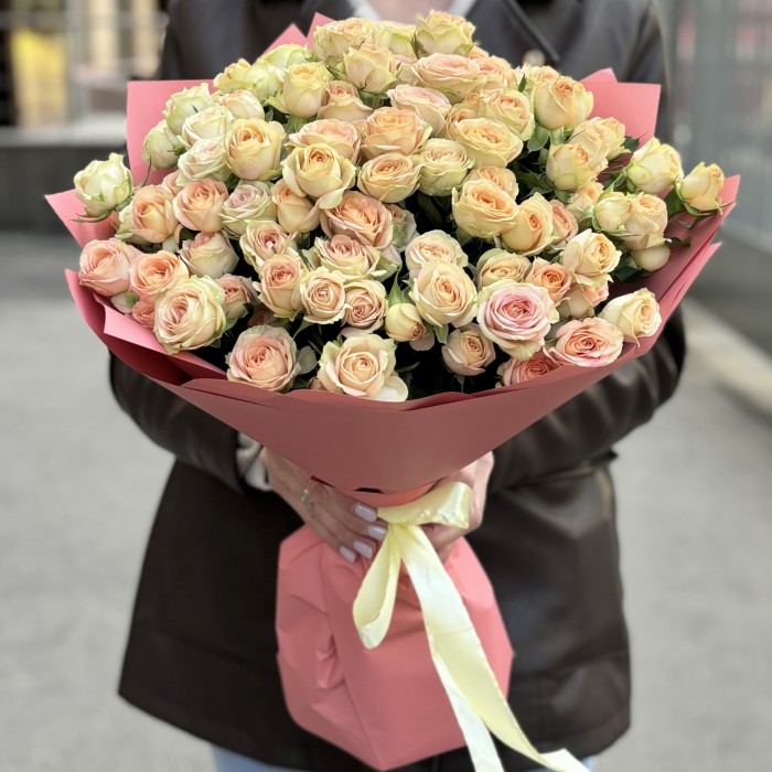 15 кремово-розовых кустовых роз Азор 50 см