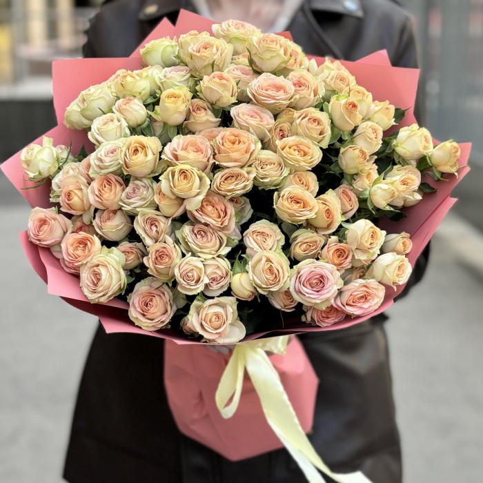 15 кремово-розовых кустовых роз Азор 50 см