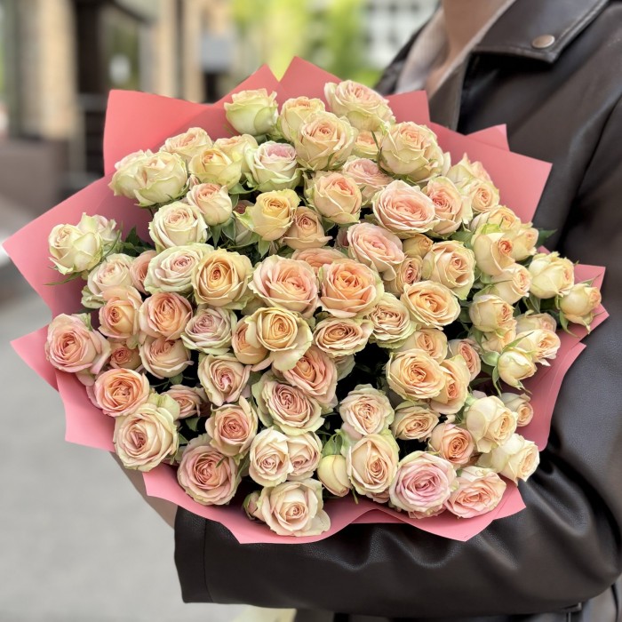 15 кремово-розовых кустовых роз Азор 50 см