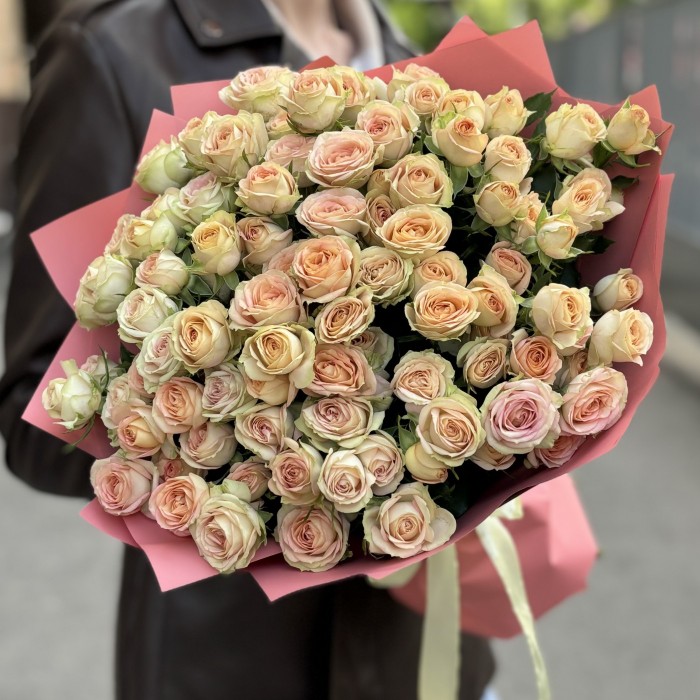 15 кремово-розовых кустовых роз Азор 50 см
