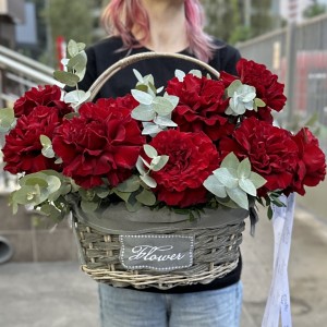 15 крупных красных роз с эвкалиптом в корзине