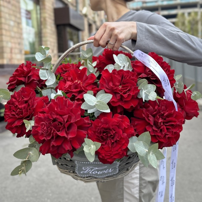 15 крупных красных роз с эвкалиптом в корзине