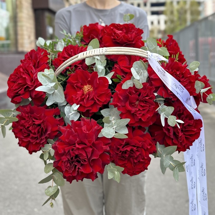 15 крупных красных роз с эвкалиптом в корзине