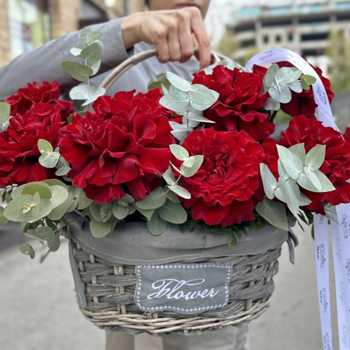 15 крупных красных роз с эвкалиптом в корзине