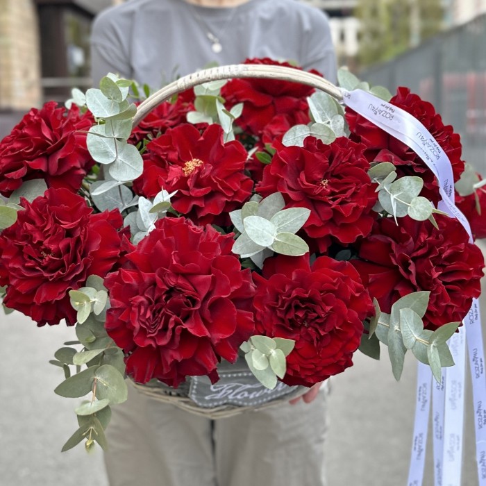 15 крупных красных роз с эвкалиптом в корзине