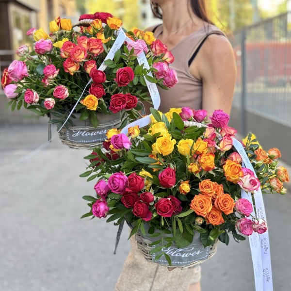 15 кустовых и пионовидных роз mix в корзине