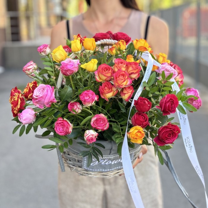 15 кустовых и пионовидных роз mix в корзине