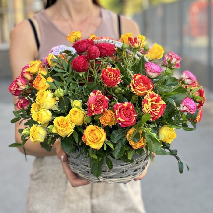 15 кустовых и пионовидных роз mix в корзине