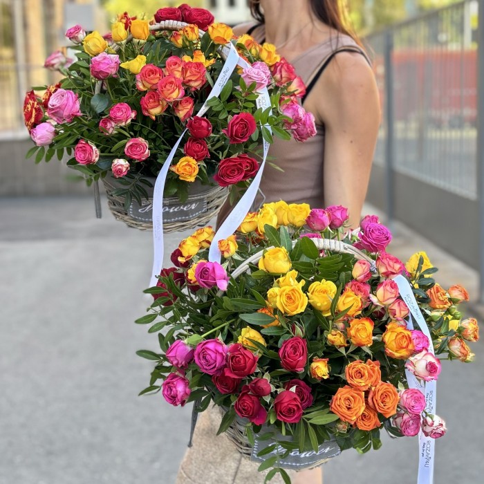 15 кустовых и пионовидных роз mix в корзине