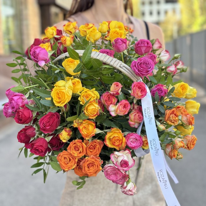 15 кустовых и пионовидных роз mix в корзине