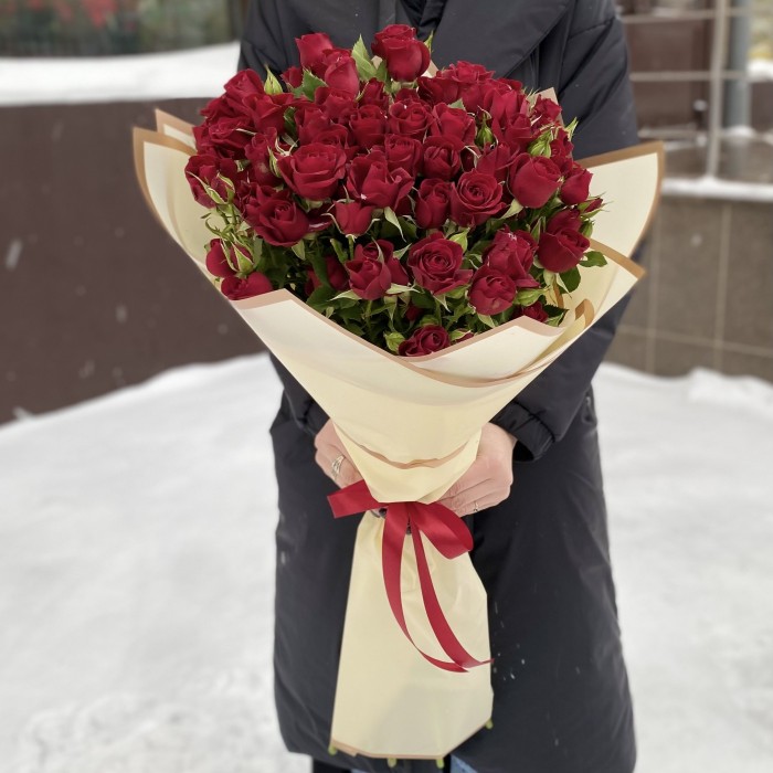 15 кустовых красных роз Рубикон 80 см