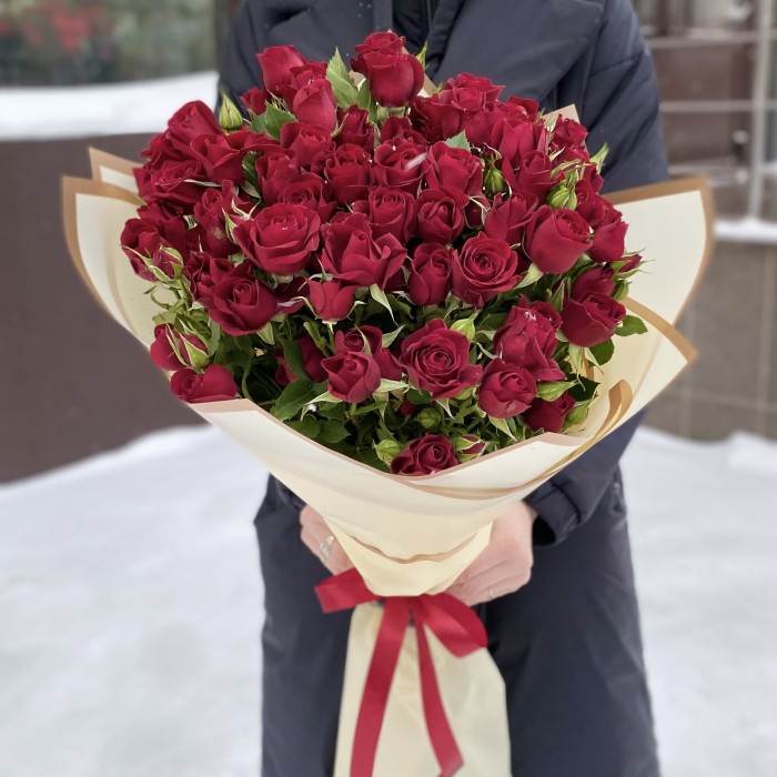 15 кустовых красных роз Рубикон 80 см