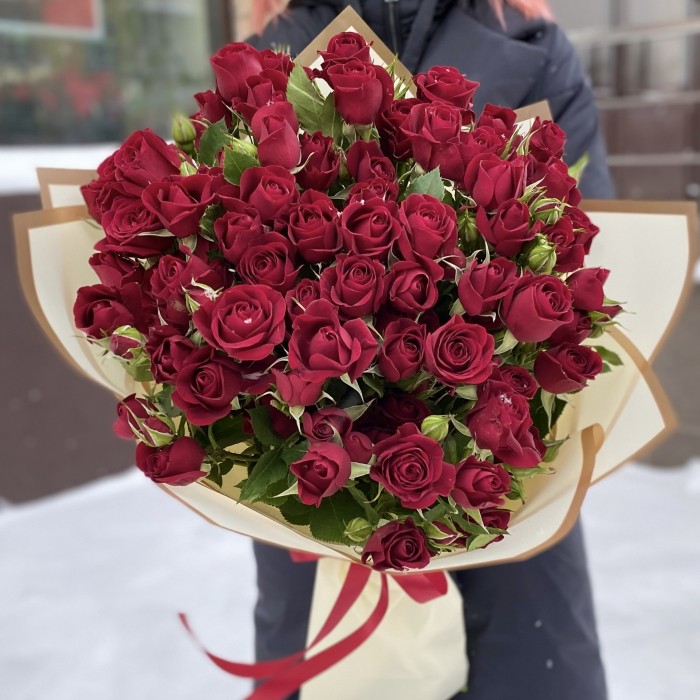 15 кустовых красных роз Рубикон 80 см