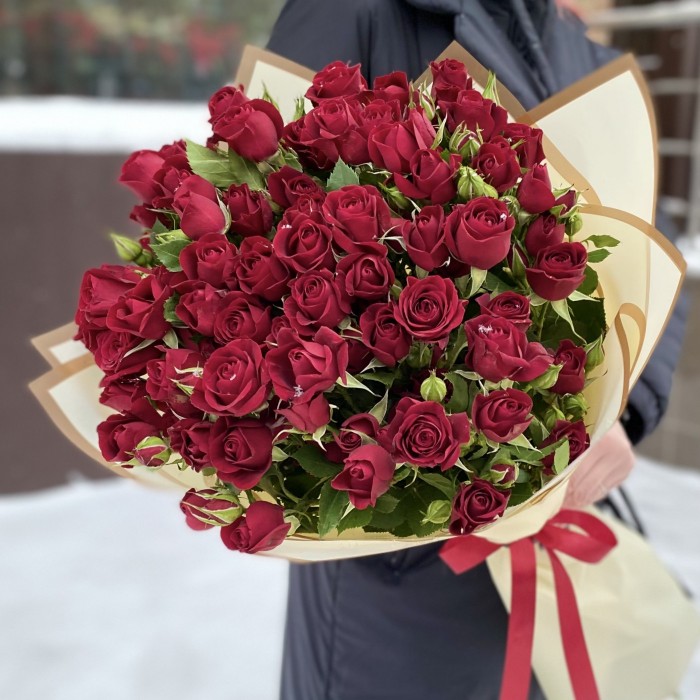 15 кустовых красных роз Рубикон 80 см