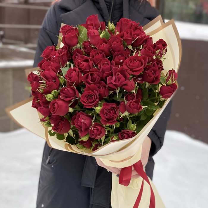 15 кустовых красных роз Рубикон 80 см