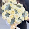 15 кустовых пионовидных кремовых роз Джульетта с эвкалиптом в коробке