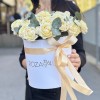 15 кустовых пионовидных кремовых роз Джульетта с эвкалиптом в коробке