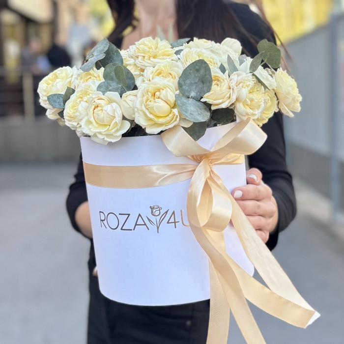 15 кустовых пионовидных кремовых роз Джульетта с эвкалиптом в коробке
