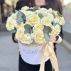 15 кустовых пионовидных кремовых роз Джульетта с эвкалиптом в коробке
