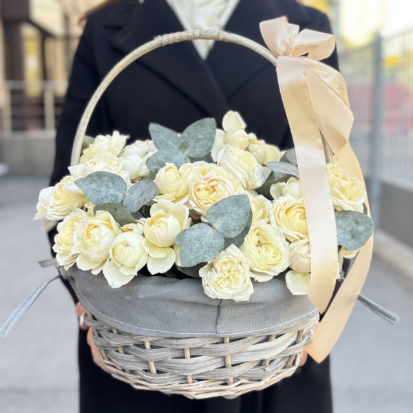15 кустовых пионовидных кремовых роз Джульетта с эвкалиптом в корзине