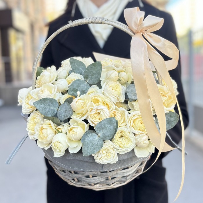 15 кустовых пионовидных кремовых роз Джульетта с эвкалиптом в корзине