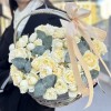 15 кустовых пионовидных кремовых роз Джульетта с эвкалиптом в корзине