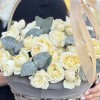 15 кустовых пионовидных кремовых роз Джульетта с эвкалиптом в корзине