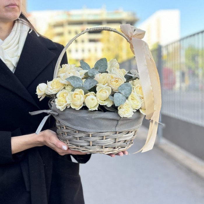 15 кустовых пионовидных кремовых роз Джульетта с эвкалиптом в корзине