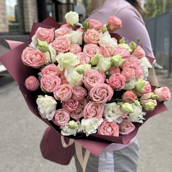 15 кустовых пионовидных роз Амэйзинг Мэджик с эустомой