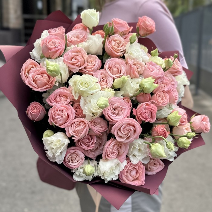 15 кустовых пионовидных роз Амэйзинг Мэджик с эустомой